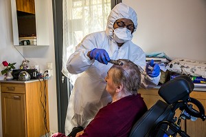 PRISE EN CHARGE DE FERNANDA, UNE PERSONNE AGEE A DOMICILE SUSPECTEE D'ETRE ATTEINTE DU COVID 19, CORONAVIRUS PAR UNE EQUIPE D'INFIRMIERS LIBERAUX DE LA STRUCTURE BIEN VIEILLIR EN ILE DE FRANCE, VILLENEUVE SAINT GEORGES (94) 