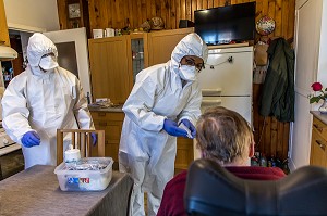 PRISE EN CHARGE DE FERNANDA, UNE PERSONNE AGEE A DOMICILE SUSPECTEE D'ETRE ATTEINTE DU COVID 19, CORONAVIRUS PAR UNE EQUIPE D'INFIRMIERS LIBERAUX DE LA STRUCTURE BIEN VIEILLIR EN ILE DE FRANCE, VILLENEUVE SAINT GEORGES (94) 