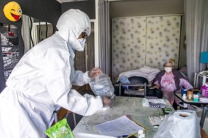 PRISE EN CHARGE POSTHOSPITALIERE PAR UNE INFIRMIERE LIBERALE DE MONIQUE, UNE PERSONNE AGEE AYANT CONTRACTEE LE VIRUS DU COVID 19 DE RETOUR CHEZ ELLE EST GUERIE, L'HAY LES ROSES (94) 