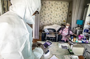 PRISE EN CHARGE POSTHOSPITALIERE PAR UNE INFIRMIERE LIBERALE DE MONIQUE, UNE PERSONNE AGEE AYANT CONTRACTEE LE VIRUS DU COVID 19 DE RETOUR CHEZ ELLE EST GUERIE, L'HAY LES ROSES (94) 