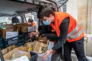 PREPARATION DE LIVRAISON DE PANIERS SOLIDAIRES PAR DES VOLONTAIRES DE LA CROIX-ROUGE., PARIS, 10EME ARRONDISSEMENT, ILE DE FRANCE, FRANCE 