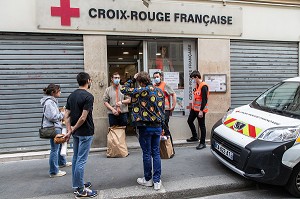 PREPARATION DE LIVRAISON DE PANIERS SOLIDAIRES PAR DES VOLONTAIRES DE LA CROIX-ROUGE., PARIS, 10EME ARRONDISSEMENT, ILE DE FRANCE, FRANCE 