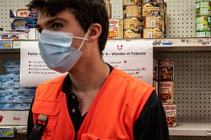 PREPARATION DE LIVRAISON DE PANIERS SOLIDAIRES PAR DES VOLONTAIRES DE LA CROIX-ROUGE., PARIS, 10EME ARRONDISSEMENT, ILE DE FRANCE, FRANCE 