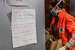 PREPARATION DE LIVRAISON DE PANIERS SOLIDAIRES PAR DES VOLONTAIRES DE LA CROIX-ROUGE., PARIS, 10EME ARRONDISSEMENT, ILE DE FRANCE, FRANCE 