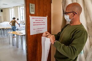 COUTURIERES ET COUTURIERS BENEVOLES, ATELIER DE CONFECTION IMPROVISE DE SUR BLOUSES EN PLASTIQUE A BASE DE SAC POUBELLE POUR LES HOPITAUX DE SAINT MAURICE, HOPITAL NATIONAL DE SAINT MAURICE (94), VAL DE MARNE, ILE DE FRANCE, FRANCE, EUROPE. 