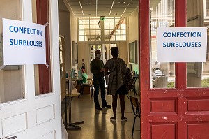 COUTURIERES ET COUTURIERS BENEVOLES, ATELIER DE CONFECTION IMPROVISE DE SUR BLOUSES EN PLASTIQUE A BASE DE SAC POUBELLE POUR LES HOPITAUX DE SAINT MAURICE, HOPITAL NATIONAL DE SAINT MAURICE (94), VAL DE MARNE, ILE DE FRANCE, FRANCE, EUROPE. 