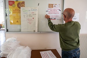 COUTURIERES ET COUTURIERS BENEVOLES, ATELIER DE CONFECTION IMPROVISE DE SUR BLOUSES EN PLASTIQUE A BASE DE SAC POUBELLE POUR LES HOPITAUX DE SAINT MAURICE, HOPITAL NATIONAL DE SAINT MAURICE (94), VAL DE MARNE, ILE DE FRANCE, FRANCE, EUROPE. 