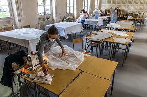 COUTURIERES ET COUTURIERS BENEVOLES, ATELIER DE CONFECTION IMPROVISE DE SURBLOUSES EN PLASTIQUE A BASE DE SAC POUBELLE POUR LES HOPITAUX DE SAINT MAURICE, HOPITAL NATIONAL DE SAINT MAURICE (94), VAL DE MARNE, ILE DE FRANCE, FRANCE, EUROPE. 