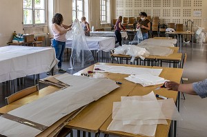 COUTURIERES ET COUTURIERS BENEVOLES, ATELIER DE CONFECTION IMPROVISE DE SURBLOUSES EN PLASTIQUE A BASE DE SAC POUBELLE POUR LES HOPITAUX DE SAINT MAURICE, HOPITAL NATIONAL DE SAINT MAURICE (94), VAL DE MARNE, ILE DE FRANCE, FRANCE, EUROPE. 