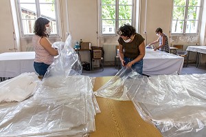 COUTURIERES ET COUTURIERS BENEVOLES, ATELIER DE CONFECTION IMPROVISE DE SURBLOUSES EN PLASTIQUE A BASE DE SAC POUBELLE POUR LES HOPITAUX DE SAINT MAURICE, HOPITAL NATIONAL DE SAINT MAURICE (94), VAL DE MARNE, ILE DE FRANCE, FRANCE, EUROPE. 