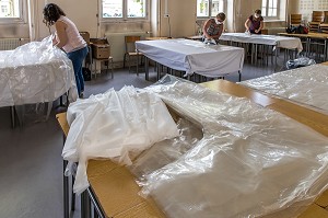 COUTURIERES ET COUTURIERS BENEVOLES, ATELIER DE CONFECTION IMPROVISE DE SURBLOUSES EN PLASTIQUE A BASE DE SAC POUBELLE POUR LES HOPITAUX DE SAINT MAURICE, HOPITAL NATIONAL DE SAINT MAURICE (94), VAL DE MARNE, ILE DE FRANCE, FRANCE, EUROPE. 