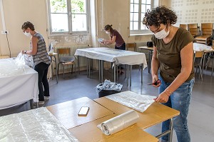 COUTURIERES ET COUTURIERS BENEVOLES, ATELIER DE CONFECTION IMPROVISE DE SURBLOUSES EN PLASTIQUE A BASE DE SAC POUBELLE POUR LES HOPITAUX DE SAINT MAURICE, HOPITAL NATIONAL DE SAINT MAURICE (94), VAL DE MARNE, ILE DE FRANCE, FRANCE, EUROPE. 