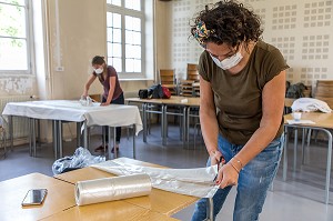 COUTURIERES ET COUTURIERS BENEVOLES, ATELIER DE CONFECTION IMPROVISE DE SURBLOUSES EN PLASTIQUE A BASE DE SAC POUBELLE POUR LES HOPITAUX DE SAINT MAURICE, HOPITAL NATIONAL DE SAINT MAURICE (94), VAL DE MARNE, ILE DE FRANCE, FRANCE, EUROPE. 