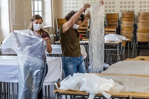 COUTURIERES ET COUTURIERS BENEVOLES, ATELIER DE CONFECTION IMPROVISE DE SURBLOUSES EN PLASTIQUE A BASE DE SAC POUBELLE POUR LES HOPITAUX DE SAINT MAURICE, HOPITAL NATIONAL DE SAINT MAURICE (94), VAL DE MARNE, ILE DE FRANCE, FRANCE, EUROPE. 