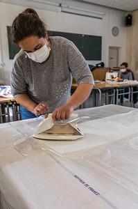 COUTURIERES ET COUTURIERS BENEVOLES, ATELIER DE CONFECTION IMPROVISE DE SURBLOUSES EN PLASTIQUE A BASE DE SAC POUBELLE POUR LES HOPITAUX DE SAINT MAURICE, HOPITAL NATIONAL DE SAINT MAURICE (94), VAL DE MARNE, ILE DE FRANCE, FRANCE, EUROPE. 