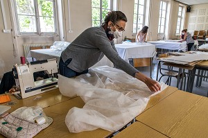 COUTURIERES ET COUTURIERS BENEVOLES, HOPITAL NATIONAL DE SAINT MAURICE (94), VAL DE MARNE, ILE DE FRANCE, FRANCE, EUROPE. 