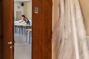 COUTURIERES ET COUTURIERS BENEVOLES, ATELIER DE CONFECTION IMPROVISE DE SURBLOUSES EN PLASTIQUE A BASE DE SAC POUBELLE POUR LES HOPITAUX DE SAINT MAURICE, HOPITAL NATIONAL DE SAINT MAURICE (94), VAL DE MARNE, ILE DE FRANCE, FRANCE, EUROPE. 