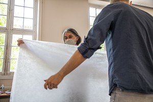 COUTURIERES ET COUTURIERS BENEVOLES, ATELIER DE CONFECTION IMPROVISE DE SURBLOUSES EN VOILE D'HIVERNAGE OFFERT PAR DES HORTICULTEURS, SERVANT A PROTEGER LES PLANTES EN HIVER POUR LES HOPITAUX DE SAINT MAURICE, HOPITAL NATIONAL DE SAINT MAURICE (94), VAL DE MARNE, ILE DE FRANCE, FRANCE, EUROPE. 