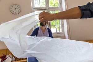 COUTURIERES ET COUTURIERS BENEVOLES, ATELIER DE CONFECTION IMPROVISE DE SURBLOUSES EN VOILE D'HIVERNAGE OFFERT PAR DES HORTICULTEURS, SERVANT A PROTEGER LES PLANTES EN HIVER POUR LES HOPITAUX DE SAINT MAURICE, HOPITAL NATIONAL DE SAINT MAURICE (94), VAL DE MARNE, ILE DE FRANCE, FRANCE, EUROPE. 