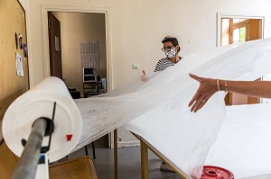 COUTURIERES ET COUTURIERS BENEVOLES, ATELIER DE CONFECTION IMPROVISE DE SURBLOUSES EN VOILE D'HIVERNAGE OFFERT PAR DES HORTICULTEURS, SERVANT A PROTEGER LES PLANTES EN HIVER POUR LES HOPITAUX DE SAINT MAURICE, HOPITAL NATIONAL DE SAINT MAURICE (94), VAL DE MARNE, ILE DE FRANCE, FRANCE, EUROPE. 