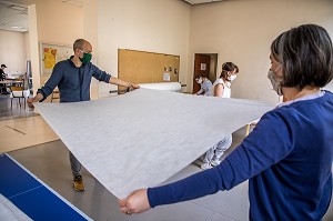 COUTURIERES ET COUTURIERS BENEVOLES, ATELIER DE CONFECTION IMPROVISE DE SURBLOUSES EN VOILE D'HIVERNAGE OFFERT PAR DES HORTICULTEURS, SERVANT A PROTEGER LES PLANTES EN HIVER POUR LES HOPITAUX DE SAINT MAURICE, HOPITAL NATIONAL DE SAINT MAURICE (94), VAL DE MARNE, ILE DE FRANCE, FRANCE, EUROPE. 