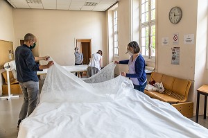 COUTURIERES ET COUTURIERS BENEVOLES, ATELIER DE CONFECTION IMPROVISE DE SURBLOUSES EN VOILE D'HIVERNAGE OFFERT PAR DES HORTICULTEURS, SERVANT A PROTEGER LES PLANTES EN HIVER POUR LES HOPITAUX DE SAINT MAURICE, HOPITAL NATIONAL DE SAINT MAURICE (94), VAL DE MARNE, ILE DE FRANCE, FRANCE, EUROPE. 