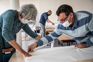 COUTURIERES ET COUTURIERS BENEVOLES, ATELIER DE CONFECTION IMPROVISE DE SURBLOUSES EN VOILE D'HIVERNAGE OFFERT PAR DES HORTICULTEURS, SERVANT A PROTEGER LES PLANTES EN HIVER POUR LES HOPITAUX DE SAINT MAURICE, HOPITAL NATIONAL DE SAINT MAURICE (94), VAL DE MARNE, ILE DE FRANCE, FRANCE, EUROPE 