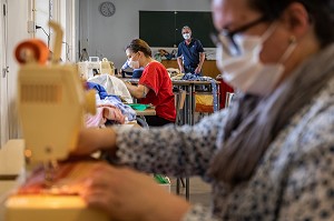 ATELIER DE CONFECTION DE SURBLOUSES EN TISSUS DE RECUPERATION, NAPPES, HOUSSE DE COUETTE, POUR LE PERSONNEL HOSPITALIER REALISE PAR DES BENEVOLES, HOPITAL NATIONAL DE SAINT MAURICE (94), VAL DE MARNE, IL DE FRANCE, FRANCE, EUROPE. 