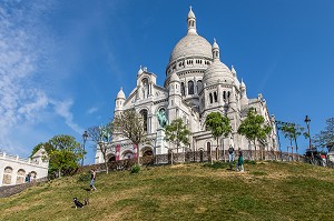 PROPRIETAIRES DE CHIENS, BASILIQUE DU SACRE CŒUR LORS DU CONFINEMENT DE LA PANDEMIE DU COVID 19, BUTTE MONTMARTRE, 18EME ARRONDISSEMENT, PARIS, ILE DE FRANCE, FRANCE, FRANCE, EUROPE 