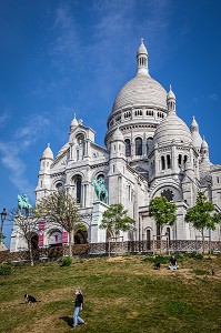 PROPRIETAIRES DE CHIENS, BASILIQUE DU SACRE CŒUR LORS DU CONFINEMENT DE LA PANDEMIE DU COVID 19, BUTTE MONTMARTRE, 18EME ARRONDISSEMENT, PARIS, ILE DE FRANCE, FRANCE, FRANCE, EUROPE 