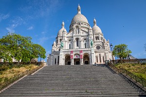 ESCALIER DESERT DEVANT LA BASILIQUE DU SACRE CŒUR LORS DU CONFINEMENT DE LA PANDEMIE DU COVID 19, BUTTE MONTMARTRE, 18EME ARRONDISSEMENT, PARIS, ILE DE FRANCE, FRANCE, FRANCE, EUROPE 