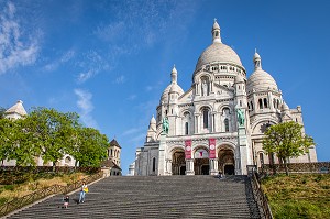 ESCALIER DESERT DEVANT LA BASILIQUE DU SACRE CŒUR LORS DU CONFINEMENT DE LA PANDEMIE DU COVID 19, BUTTE MONTMARTRE, 18EME ARRONDISSEMENT, PARIS, ILE DE FRANCE, FRANCE, FRANCE, EUROPE 