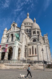 PASSANTE AVEC UN MASQUE ET SON CHIEN, BASILIQUE DU SACRE CŒUR LORS DU CONFINEMENT DE LA PANDEMIE DU COVID 19, BUTTE MONTMARTRE, 18EME ARRONDISSEMENT, PARIS, ILE DE FRANCE, FRANCE, FRANCE, EUROPE 