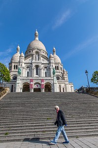 ESCALIER DESERT DEVANT LA BASILIQUE DU SACRE CŒUR LORS DU CONFINEMENT DE LA PANDEMIE DU COVID 19, BUTTE MONTMARTRE, 18EME ARRONDISSEMENT, PARIS, ILE DE FRANCE, FRANCE, FRANCE, EUROPE 