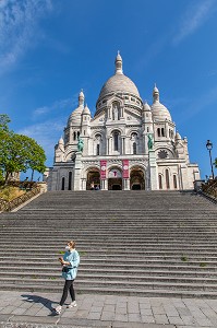 ESCALIER DESERT DEVANT LA BASILIQUE DU SACRE CŒUR LORS DU CONFINEMENT DE LA PANDEMIE DU COVID 19, BUTTE MONTMARTRE, 18EME ARRONDISSEMENT, PARIS, ILE DE FRANCE, FRANCE, FRANCE, EUROPE 