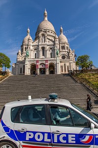 PATROUILLE DE POLICE, ESCALIER DESERT DEVANT LA BASILIQUE DU SACRE CŒUR LORS DU CONFINEMENT DE LA PANDEMIE DU COVID 19, BUTTE MONTMARTRE, 18EME ARRONDISSEMENT, PARIS, ILE DE FRANCE, FRANCE, FRANCE, EUROPE 