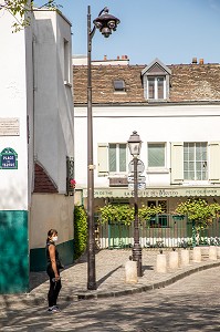 PASSANTE MASQUEE, PLACE DU TERTRE DESERTE LORS DU CONFINEMENT DE LA PANDEMIE DU COVID 19, BUTTE MONTMARTRE, 18EME ARRONDISSEMENT, PARIS, ILE DE FRANCE, FRANCE, FRANCE, EUROPE 