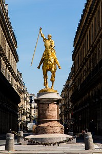 STATUE EQUESTRE DE JEANNE D'ARC REALISEE PAR LE SCULPTEUR FRANCAIS EMMANUEL FREMIET, PARIS, 1ER ARRONDISSEMENT // PARIS, 1ST ARRONDISSEMENT // EQUESTRIAN STATUE OF JOAN OF ARC BY THE FRENCH SCULPTOR EMMANUEL FREMIET, PARIS, 1ST ARRONDISSEMENT