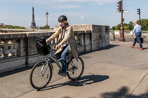 FEMME CYCLISTE MASQUEE, PONT DE LA CONCORDE, PARIS, 8EME ARRONDISSEMENT 