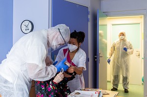 TEST DE DEPISTAGE DU COVID 19 POUR LES RESIDENTS ET LE PERSONNEL DE L’EHPAD REALISE PAR LES SAPEURS POMPIERS DU SDIS 77, EHPAD DE MALNOUE, EMERAINVILLE (77), SEINE ET MARNE, FRANCE, EUROPE 