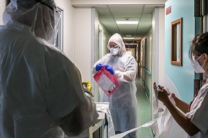 TEST DE DEPISTAGE DU COVID 19 POUR LES RESIDENTS ET LE PERSONNEL DE L’EHPAD REALISE PAR LES SAPEURS-POMPIERS DU SDIS 77, EHPAD DE MALNOUE, EMERAINVILLE (77), SEINE ET MARNE, FRANCE, EUROPE 