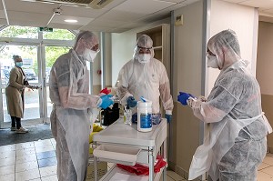 TEST DE DEPISTAGE DU COVID 19 POUR LES RESIDENTS ET LE PERSONNEL DE L’EHPAD REALISE PAR LES SAPEURS POMPIERS DU SDIS 77, EHPAD DE MALNOUE, EMERAINVILLE (77), SEINE ET MARNE, FRANCE, EUROPE 