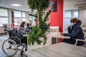 VISITE DES FAMILLES A LEURS PARENTS RESIDENTS EN MAISON DE RETRAITE SELON UN PROTOCOLE DE DISTANCIATION SOCIALE PENDANT LA PANDEMIE DU COVID, EHPAD DE MALNOUE, EMERAINVILLE (77), SEINE ET MARNE, FRANCE, EUROPE 