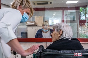 VISITE DES FAMILLES A LEURS PARENTS RESIDENTS EN MAISON DE RETRAITE SELON UN PROTOCOLE DE DISTANCIATION SOCIALE PENDANT LA PANDEMIE DU COVID, EHPAD DE MALNOUE, EMERAINVILLE (77), SEINE ET MARNE, FRANCE, EUROPE 