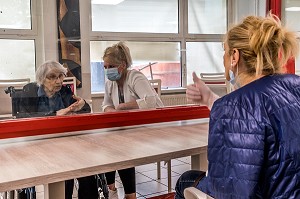 VISITE DES FAMILLES A LEURS PARENTS RESIDENTS EN MAISON DE RETRAITE SELON UN PROTOCOLE DE DISTANCIATION SOCIALE PENDANT LA PANDEMIE DU COVID, EHPAD DE MALNOUE, EMERAINVILLE (77), SEINE ET MARNE, FRANCE, EUROPE 