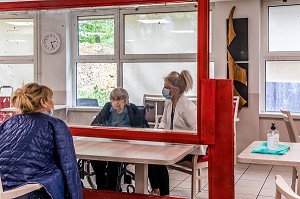 VISITE DES FAMILLES A LEURS PARENTS RESIDENTS EN MAISON DE RETRAITE SELON UN PROTOCOLE DE DISTANCIATION SOCIALE PENDANT LA PANDEMIE DU COVID, EHPAD DE MALNOUE, EMERAINVILLE (77), SEINE ET MARNE, FRANCE, EUROPE 