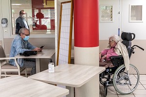 VISITE DES FAMILLES A LEURS PARENTS RESIDENTS EN MAISON DE RETRAITE SELON UN PROTOCOLE DE DISTANCIATION SOCIALE PENDANT LA PANDEMIE DU COVID, EHPAD DE MALNOUE, EMERAINVILLE (77), SEINE ET MARNE, FRANCE, EUROPE 