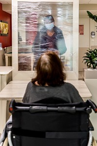 VISITE DES FAMILLES A LEURS PARENTS RESIDENTS EN MAISON DE RETRAITE SELON UN PROTOCOLE DE DISTANCIATION SOCIALE PENDANT LA PANDEMIE DU COVID, EHPAD DE MALNOUE, EMERAINVILLE (77), SEINE ET MARNE, FRANCE, EUROPE 