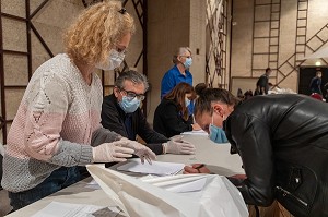 DES REPRESENTANTS DES HABITANTS DELEGUES PAR QUARTIER OU RESIDENCES COLLECTENT DES MASQUES EN TISSUS DE CLASSE 1, NORME AFNOR DISTRIBUES PAR LA MUNICIPALITE, SAINT MAURICE (94) VAL DE MARNE ILE DE FRANCE, FRANCE, EUROPE 