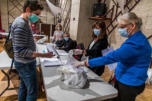 DES REPRESENTANTS DES HABITANTS DELEGUES PAR QUARTIER OU RESIDENCES COLLECTENT DES MASQUES EN TISSUS DE CLASSE 1, NORME AFNOR DISTRIBUES PAR LA MUNICIPALITE, SAINT MAURICE (94) VAL DE MARNE ILE DE FRANCE, FRANCE, EUROPE 